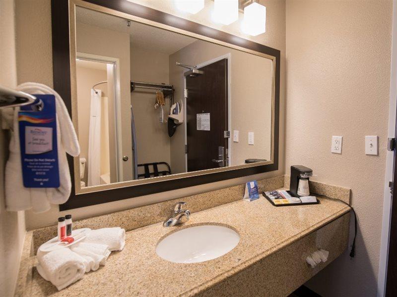 Hotel Baymont By Wyndham Detroit Airport/Romulus Esterno foto
